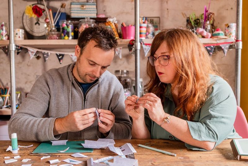 Creatieveling Paula Milner en haar man Dan maken papieren bouwwerken met behulp van Canon Creative Park-sjablonen.