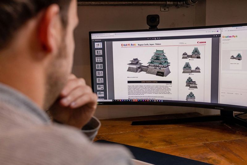 Een scherm met de instructies voor het bouwen van een Canon Creative Park-sjabloon van een Japans kasteel.