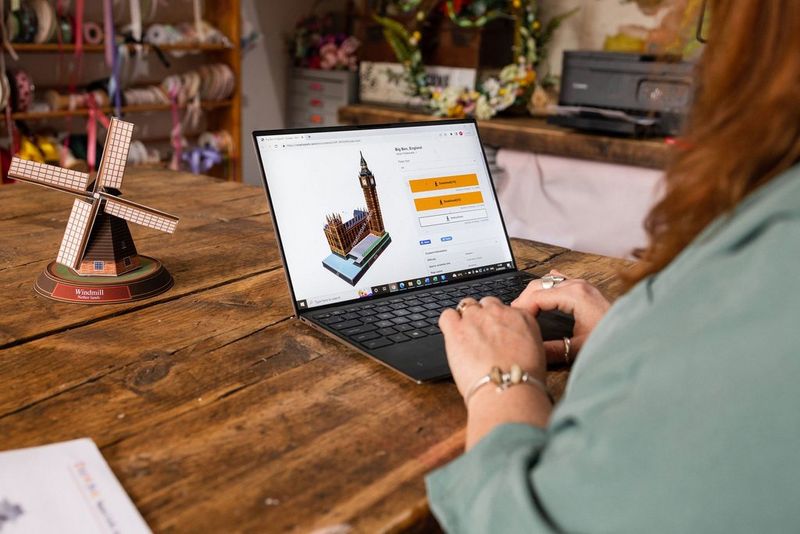 Een laptopscherm met een sjabloon van een Nederlandse windmolen die je kunt downloaden op de Canon Creative Park-website.