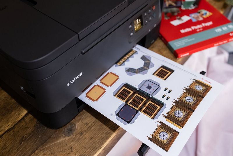 Een Canon Creative Park-sjabloon van de Big Ben komt uit een Canon PIXMA-printer.