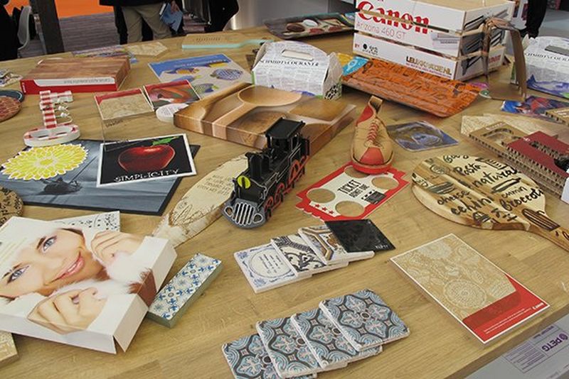 Grafiske applikationer fra Canon ligger på et bord