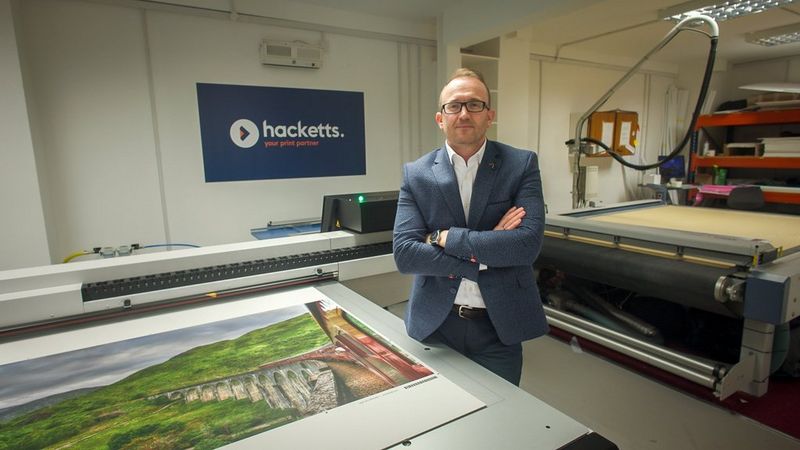 המסע של Hacketts עם Canon: המשך מצוינות בהדפסה שטוחה