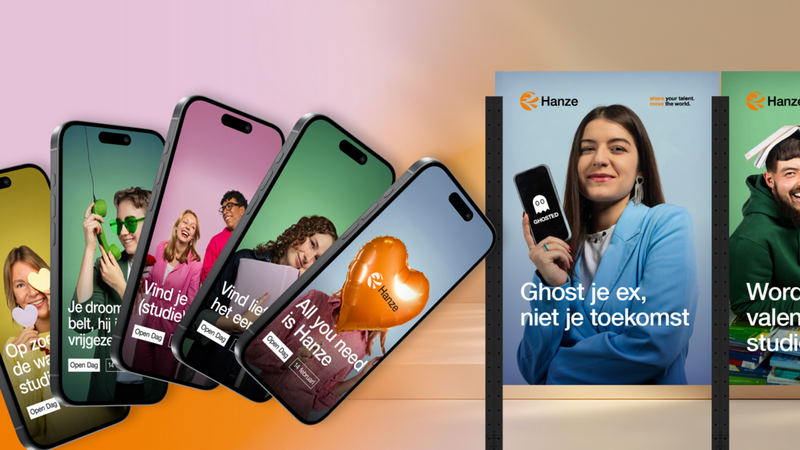 Campagnebeelden van de Hanze op smartphones en posters met teksten over studiekeuze en open dagen.