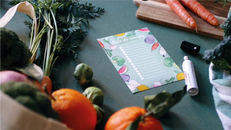 Templates étalés sur une table en bois, papiers magnétique, imprimantes PIXMA.