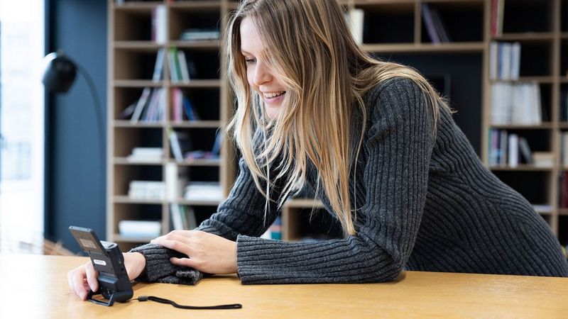 Femme en train de tourner un vlog dans un salon