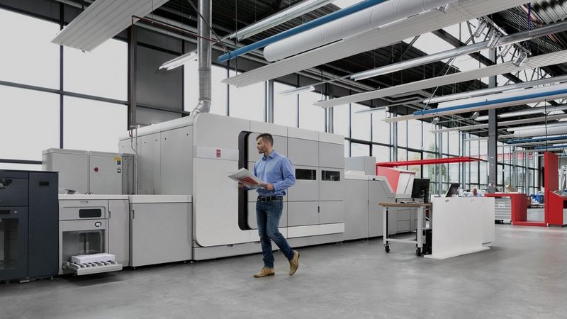 VarioPrint i300 with operator