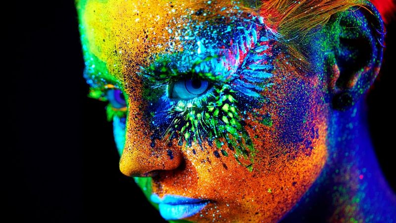 Gezicht vrouw met fluorescerende kleuren