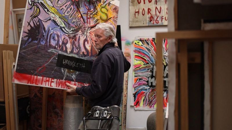 Hør hvordan Kristian von Hornsleth bruger print som en central del af sin kunst