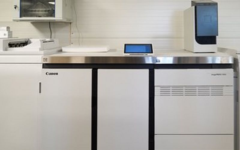 Canon wspiera rozwój pleszewskiej drukarni iKOLOR. Wdrożenie imagePRESS V1000 z modułem autoregulacji - Sensing Unit
