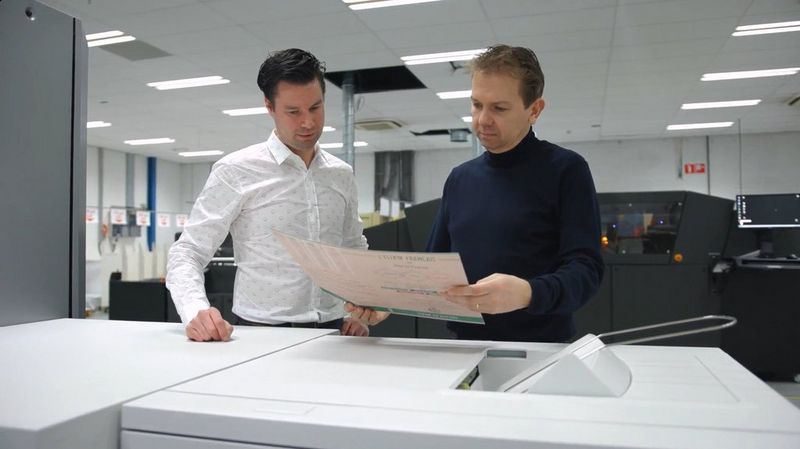 Richard Kampert, direttore generale di Kampert-Nauta BV, e Mark Beekmans, responsabile della stampa digitale, discutono di stampa.