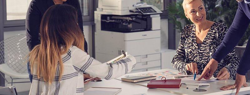 4 kollegaer snakker om Canons Web-to-print løsning Pressero. 