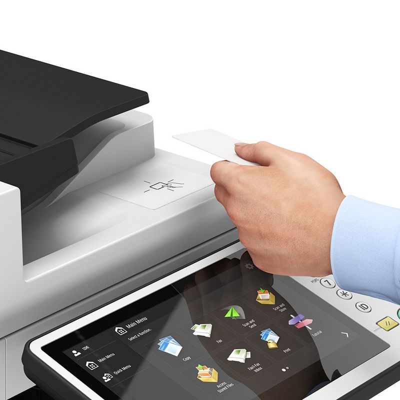 En mand viser funktionen My Print Anywhere - hent dit print på en hvilken som helst canon printer. 
