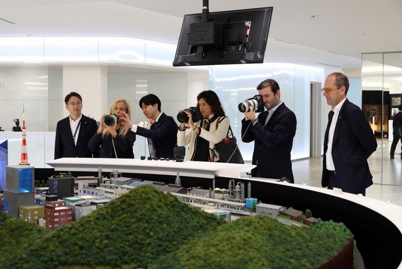La Comunidad de Madrid visita la sede central de Canon en Japón en el marco de su viaje institucional para reforzar la cooperación tecnológica