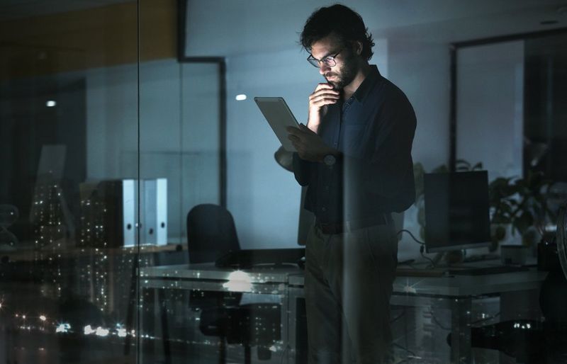Casi la mitad de los responsables de la toma de decisiones de TI dedican una cantidad significativa de tiempo a implementar la automatización. ¿Por qué no pueden superar la brecha de la automatización?
