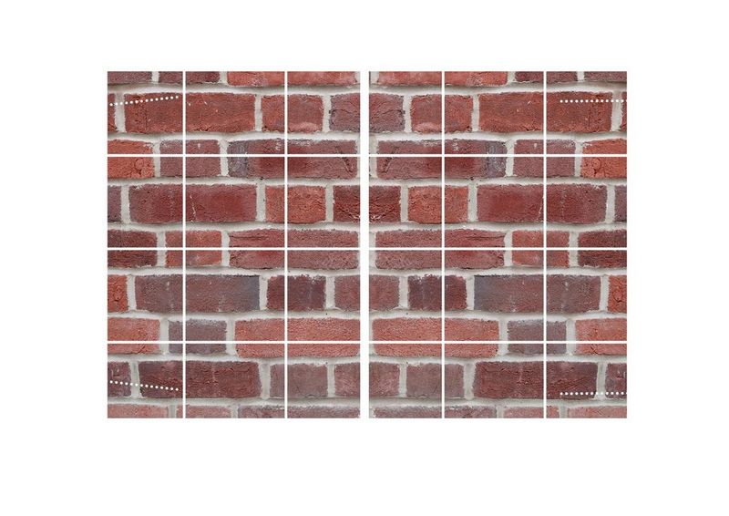 Первая фотография кирпичной стены, на которой заметно бочкообразное искажение, и откорректированная фотография.