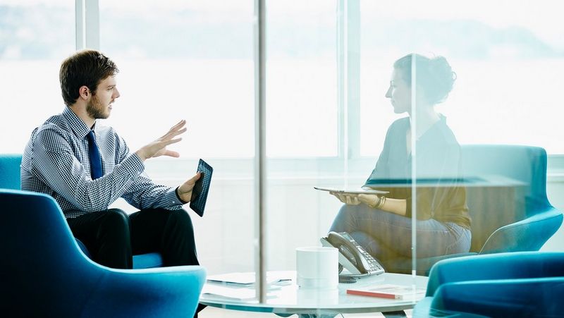 Twee mensen in gesprek – kennis uitwisselen