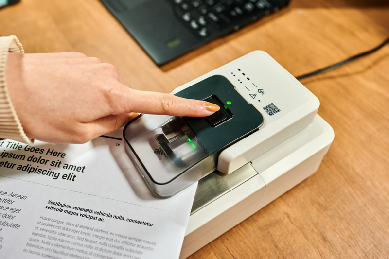 instant staple remover in use