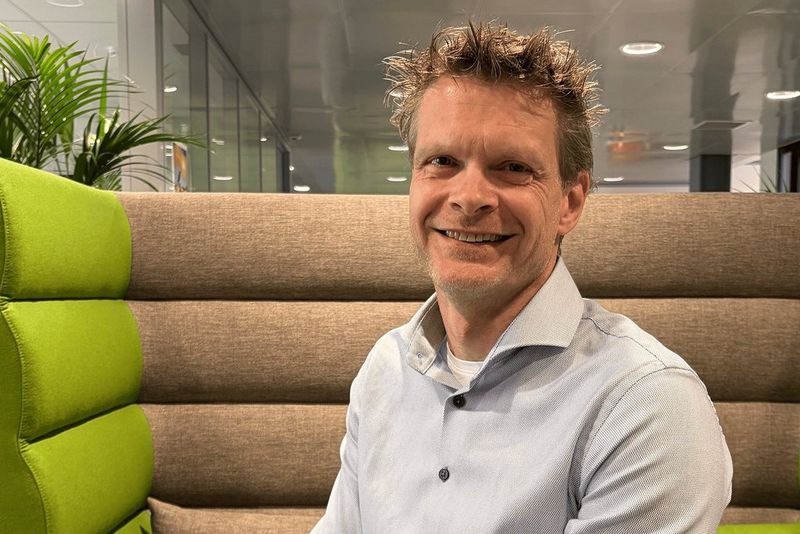 “Canon ontzorgt ons op een manier die perfect aansluit bij onze organisatie. Door operationele processen rondom print, repro en examens uit handen te nemen, kunnen wij ons volledigrichten op onderwijs en onderzoek. Tegelijkertijd helpt Canon ons om onze duurzaamheidsdoelen concreet waar te maken .”