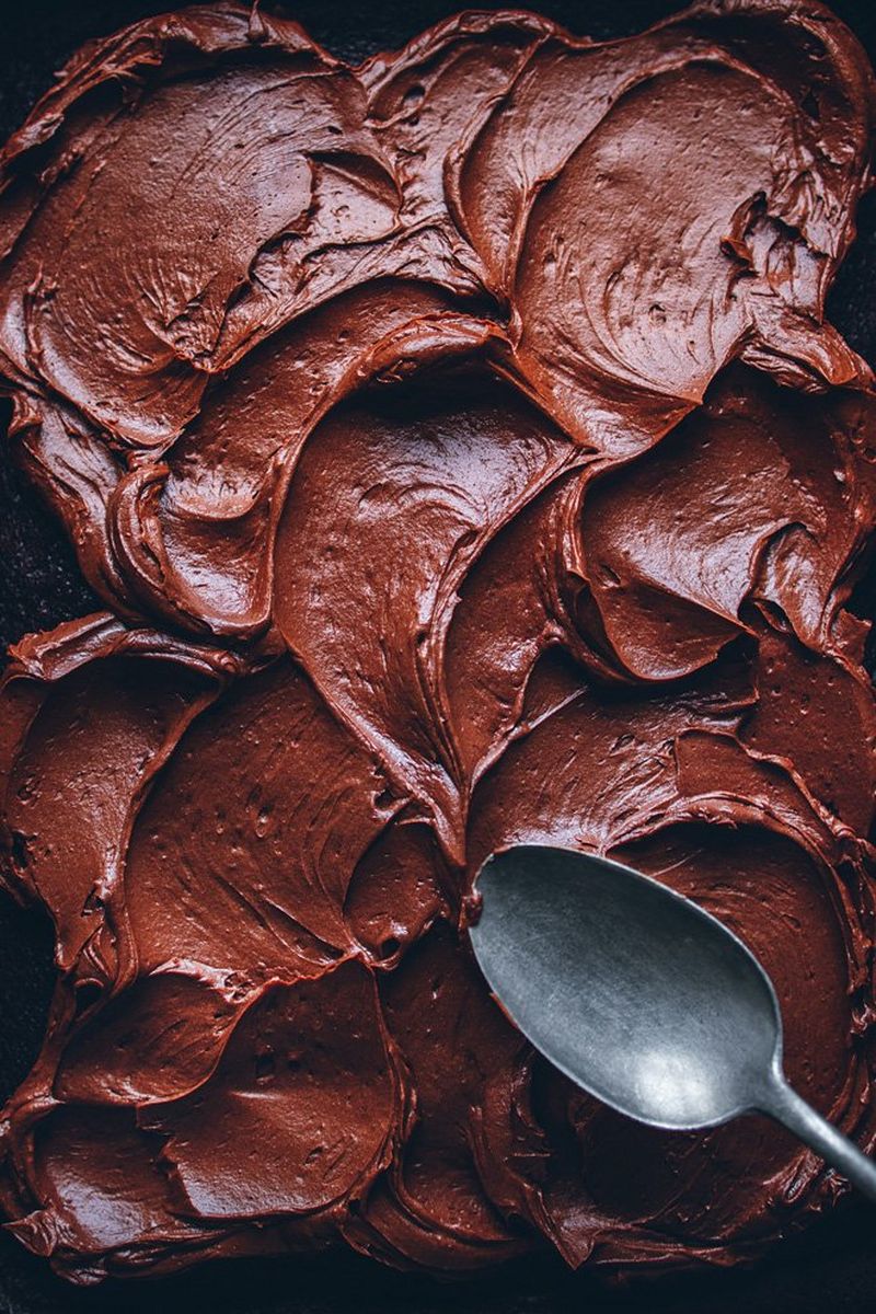 spreading fudge frosting