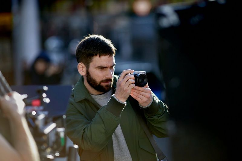 
       
       A blend of compact and DSLR
     
     