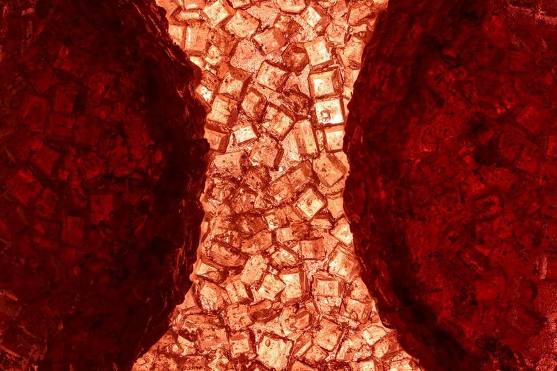 Запечатленные крупным планом в макрорежиме три кусочка фруктовой пастилы, при этом кусочек посередине как будто сияет благодаря свету, падающему на него сзади. Снято на камеру Canon EOS R10 с объективом Canon RF 100mm F2.8L MACRO IS USM.