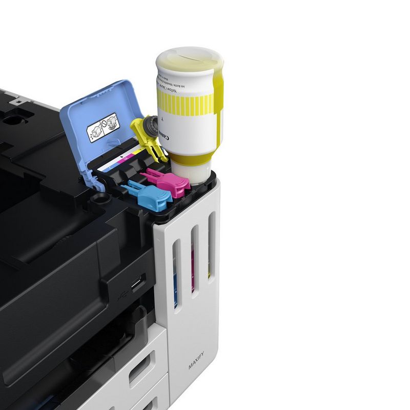 בקבוק דיו צהוב משמש למילוי מחדש אחד ממכלי הדיו בפינה העליונה של מדפסת הזרקת דיו Canon MAXIFY למילוי חוזר.