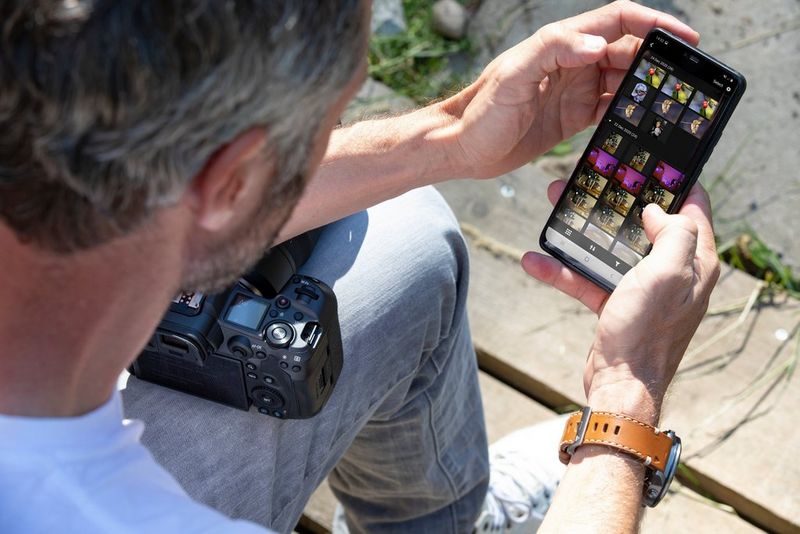 Приложение Canon Mobile File Transfer на экране смартфона; в нем открыты несколько изображений зимних видов спорта, три из которых выбраны галочкой.