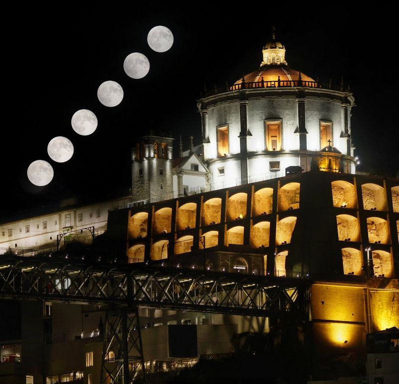 Na fotografiji, posneti s časovnim zamikom, se zdi, kot da šest lun potuje po nebu za samostanom Moderio da Serra do Pilar.