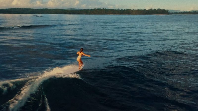Image d’une femme en train de surfer dans les philippines