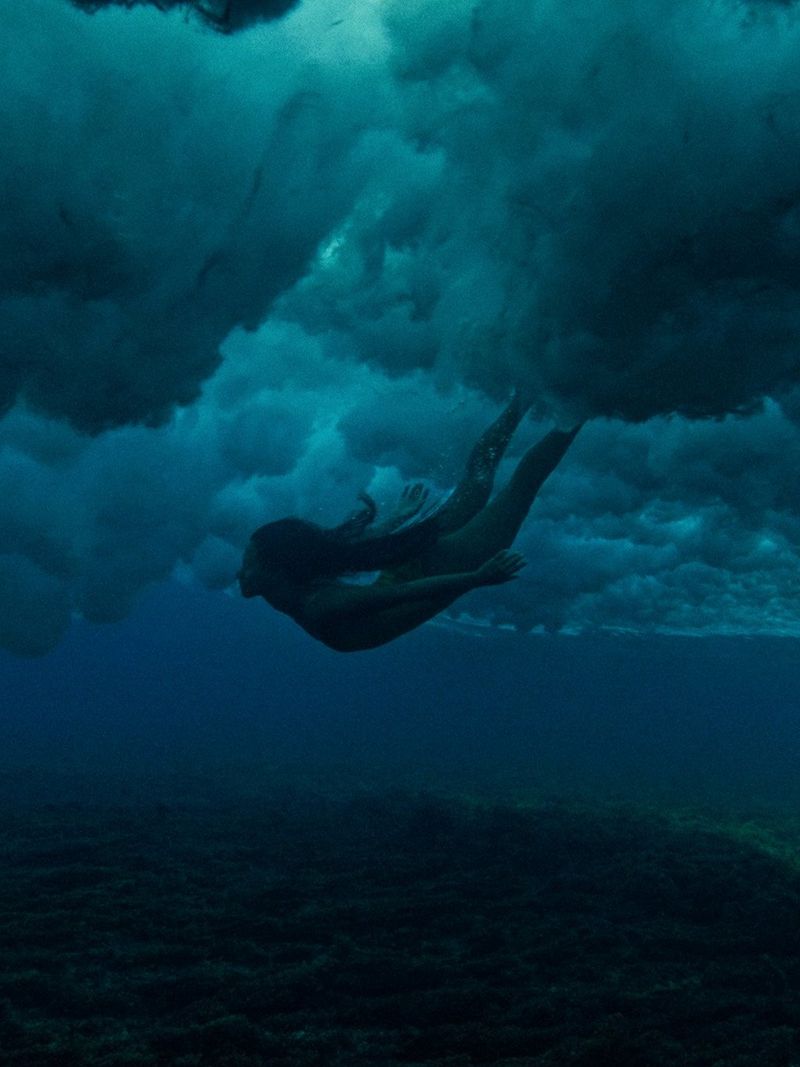 Photo d’une femme sous l’eau qui nage