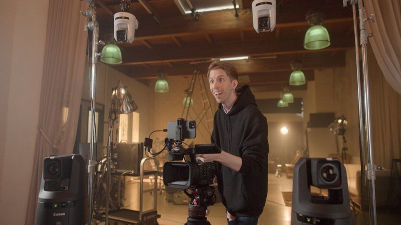                      One camera leads. Sub cameras respond               