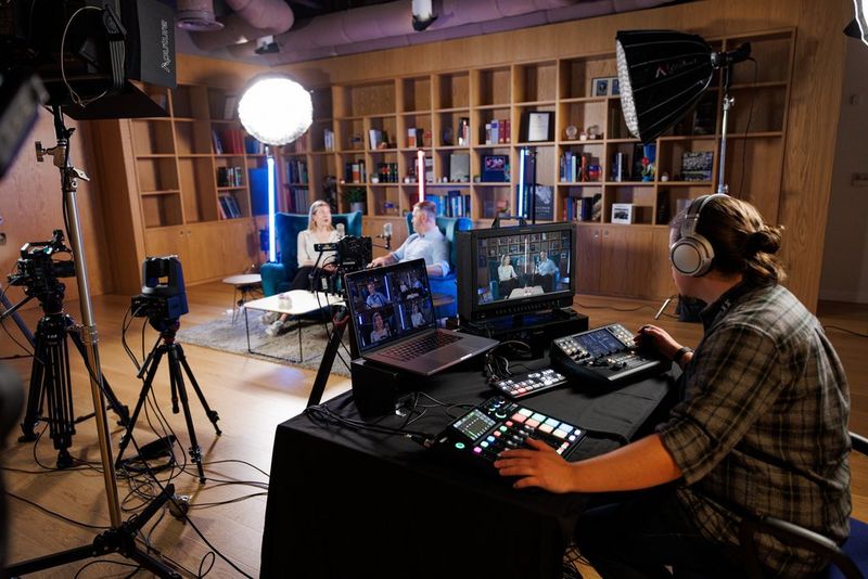 Een technicus aan een control desk monitort en bedient op afstand meerdere Canon PTZ en Cinema EOS-camera's tijdens het opnemen van een videopodcast.