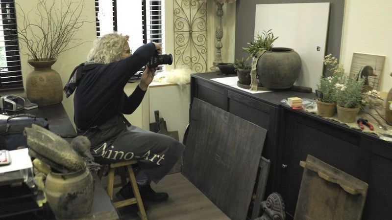 Owner of Nino-Art making photos of interior décor