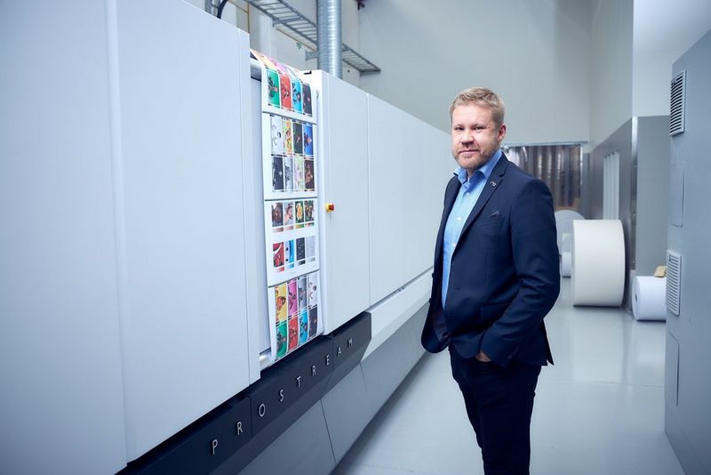 גבר עומד ליד מדפסת Prostream