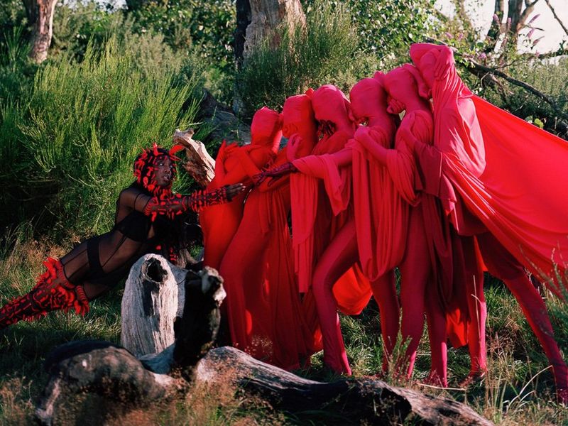 Photography for sustainable development: Eliška SKY’s human sculptures point in the direction of change