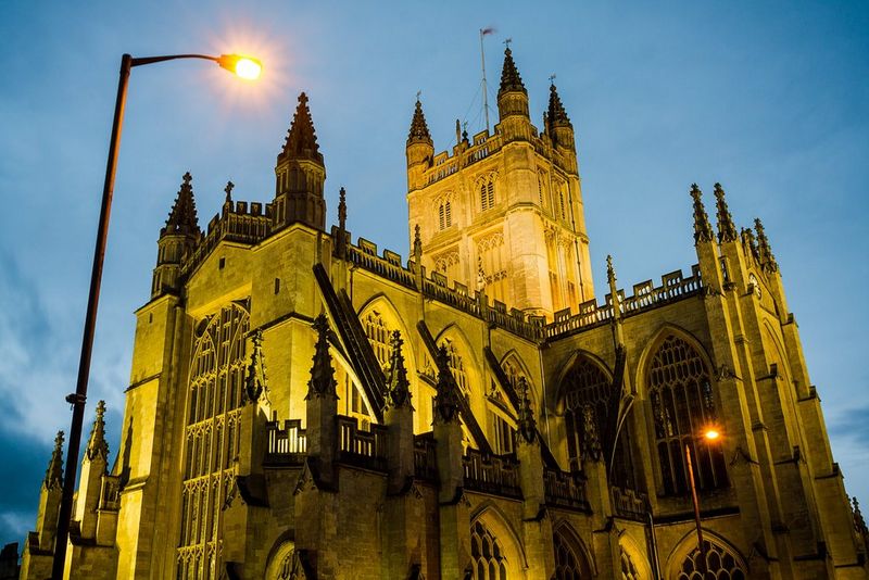 L'abbazia di Bath, in Inghilterra, fotografata utilizzando l'impostazione Bilanciamento automatico del bianco, che ha prodotto colori aranciati e caldi.