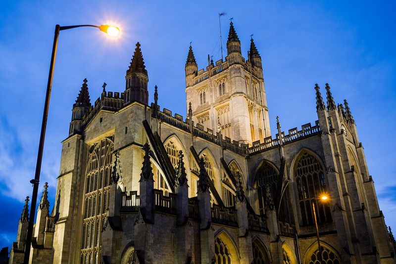L'abbazia di Bath, in Inghilterra, fotografata utilizzando l'impostazione Bilanciamento del bianco personalizzato, che ha prodotto colori più freddi.