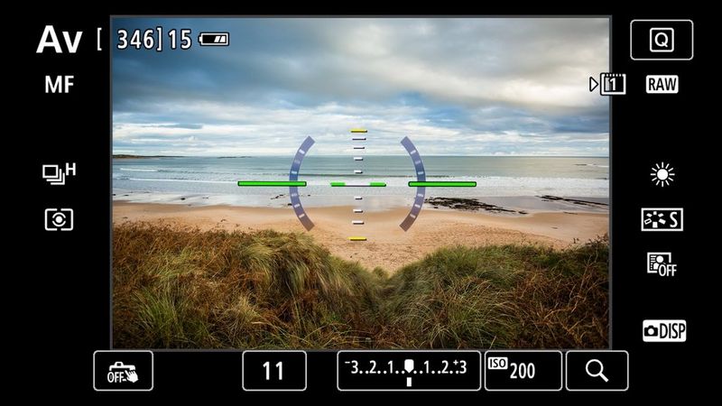 פונקציית היישור האלקטרוני במסך מצלמת Canon משמשת ליישור האופק בסצנת חוף.