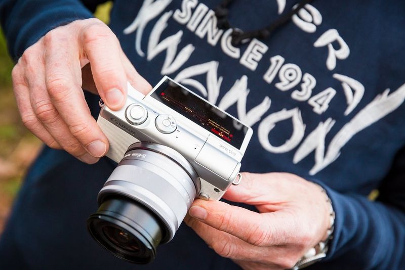 PCA - Live View Vs Viewfinder - tips-live-view-viewfinder-hold.jpg