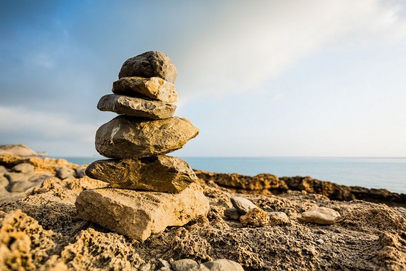 Dezelfde afbeelding van op elkaar gestapelde stenen, waarbij de vignettering en cilindervertekening zijn verwijderd.