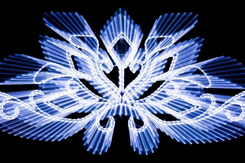 תצוגת חשיפה ארוכה של אור עם שובלים כחולים שנוצרו באמצעות זום מגדיל או מקטין.