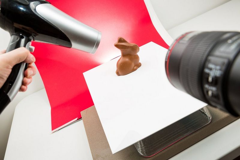 Rovnaká zostava s osobou, ktorá na zajačika mieri fénom.