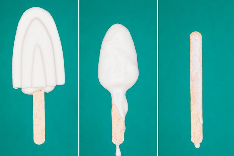 Tri zábery vedľa seba s nanukom, ktorý sa pomaly topí.