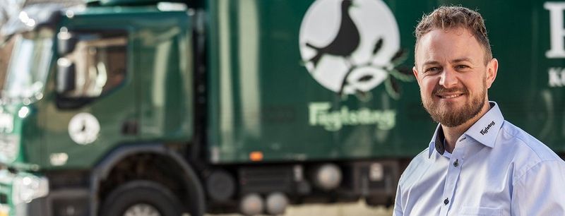 Fuglsangs It- og økonomichef Peter O. Pilegaard ses foran en grøn Fuglsang lastbil