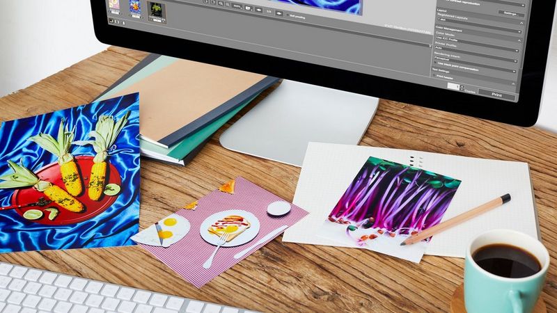 Рабочая станция фотографа во время редактирования и печати