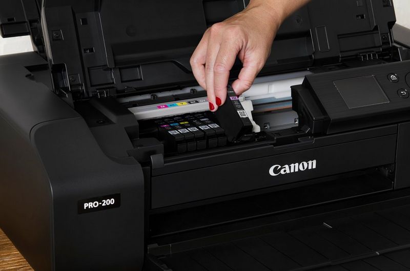 Bei einem Canon PIXMA PRO-200 Drucker wird die Tinte gewechselt.