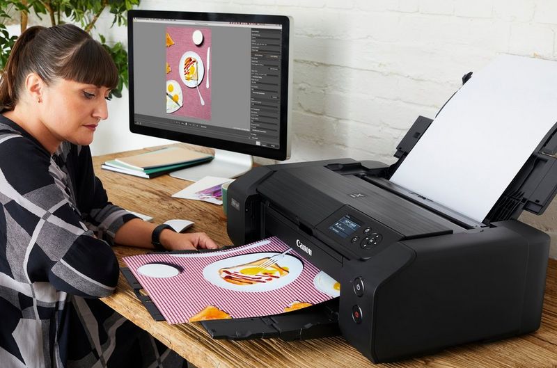 Eine Frau druckt ein randloses A3-Bild mit einem Canon PIXMA PRO-200 Drucker.