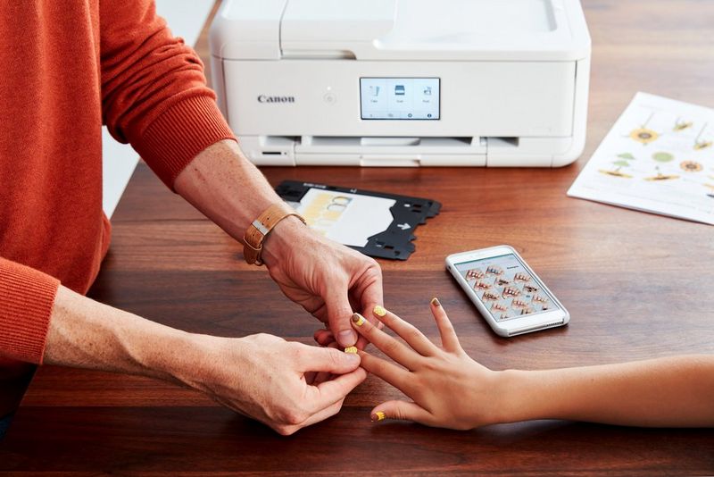 Создавайте интересные наклейки для ногтей