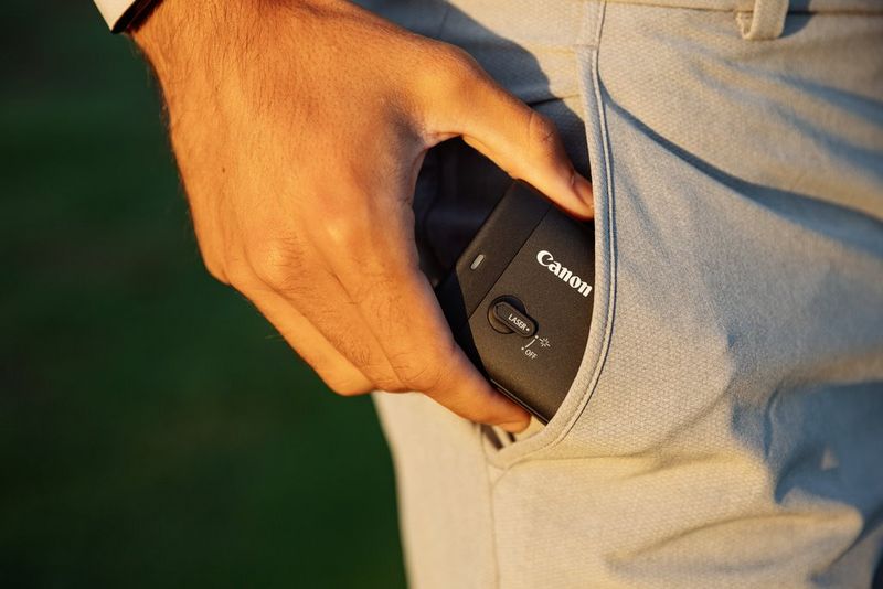 
       Snažan, ali džepnih dimenzija
     