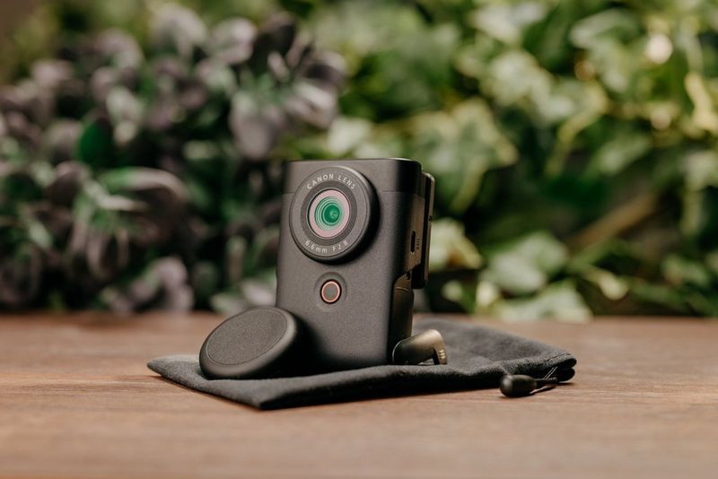 PowerShot V10-Black-Ambient-textile-case-lens-cap-1X3A4701.jpg